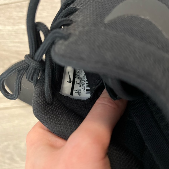 Women’s Size 7.5 All Black Roshe - Picture 2 of 3
